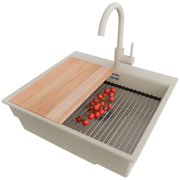 Spüle mit Armatur, Schneidebrett und Abtropfgitter