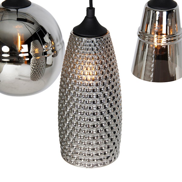 Silberfarbene Hängeleuchte mit drei Lampenschirmen