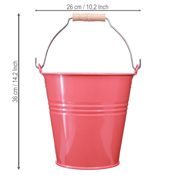 Metall-Eimer in Rosa mit Holzgriff, Breite 26 Zentimeter, Höhe 36 Zentimeter.