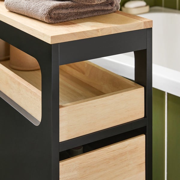 Badezimmerregal mit Ablagen und Handtuch