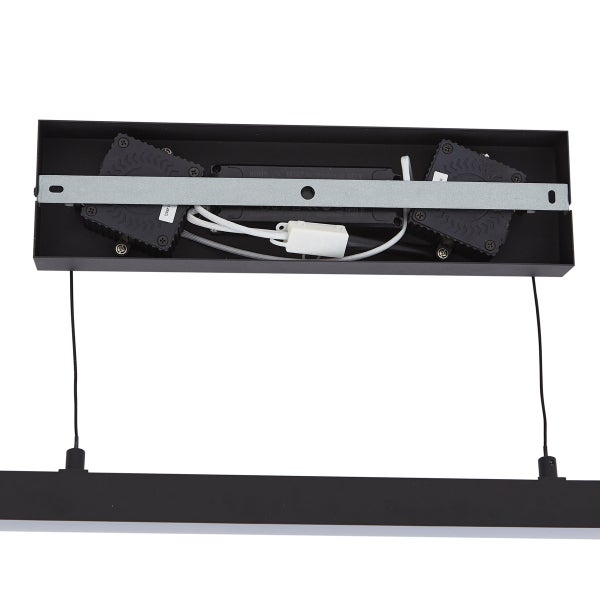 Detailansicht einer LED-Pendelleuchte, die die Aufhängung und die interne Verkabelung zeigt.