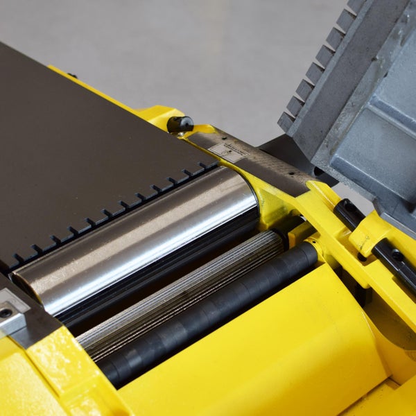 Detailansicht einer Hobelmaschine mit Einzugswalze und Spanbrecher