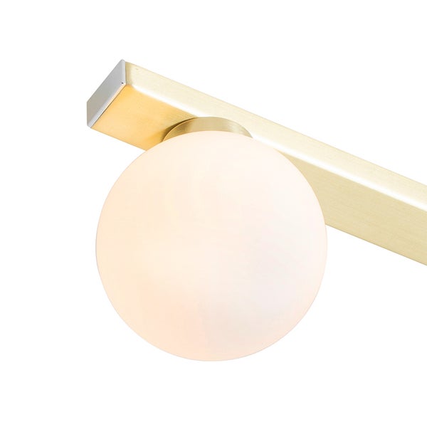Wandleuchte mit kugelförmigem Schirm aus Opalglas und Halterung aus gebürstetem Metall in Goldoptik.