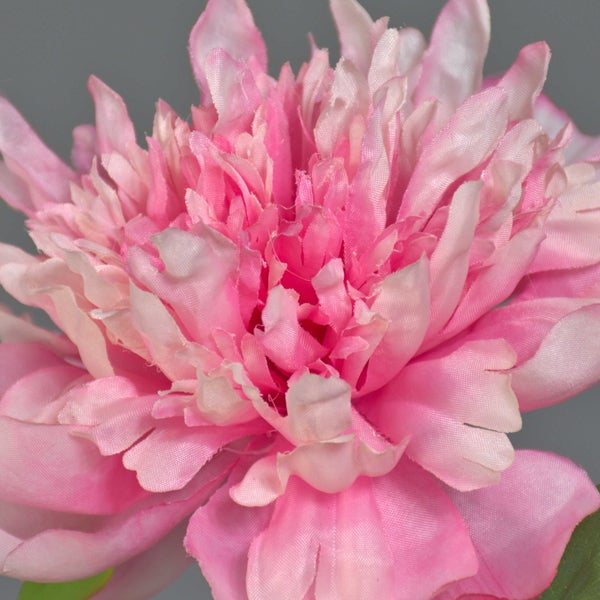 Künstliche Pfingstrosenknospe aus Textil mit rosa Blüte und grünem Stiel.