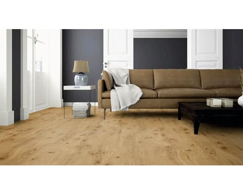 Heller Holzboden in einem Wohnzimmer mit Kamin und Holzstapel