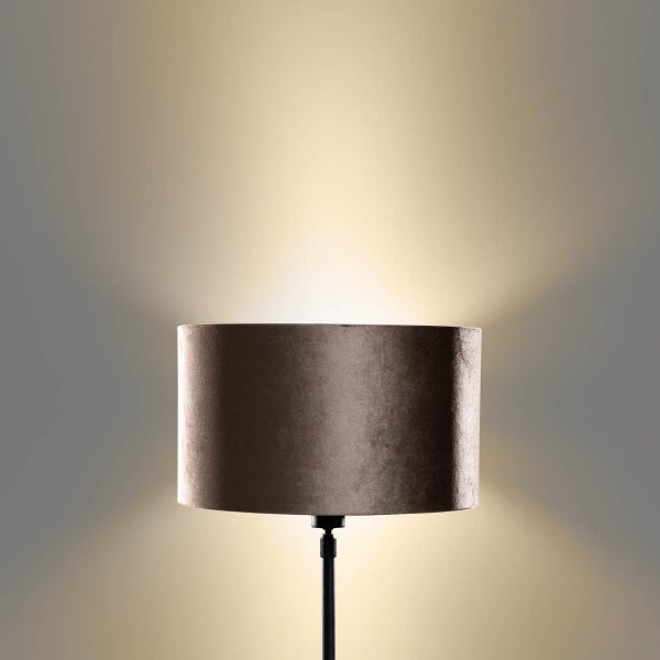 Stehlampe mit Lampenschirm