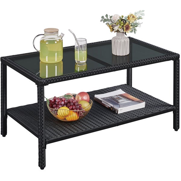 Schwarzer rechteckiger Gartencouchtisch aus Polyrattan mit Glasplatte und integrierter Ablage.