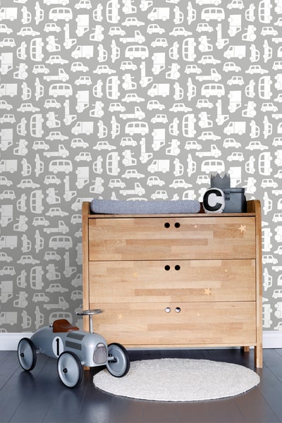 Kinderzimmer mit Kommode, Spielzeugauto und Autotapete