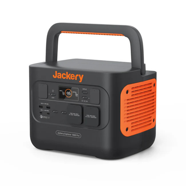 Tragbare Powerstation Jackery Explorer 1000 Pro in Schwarz und Orange mit Tragegriff, digitaler Anzeige und verschiedenen Anschlüssen.