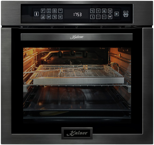 Einbau Backofen von Kaiser mit Touch Bedienfeld, Digitalanzeige und integriertem Frittierkorb im beleuchteten Garraum.