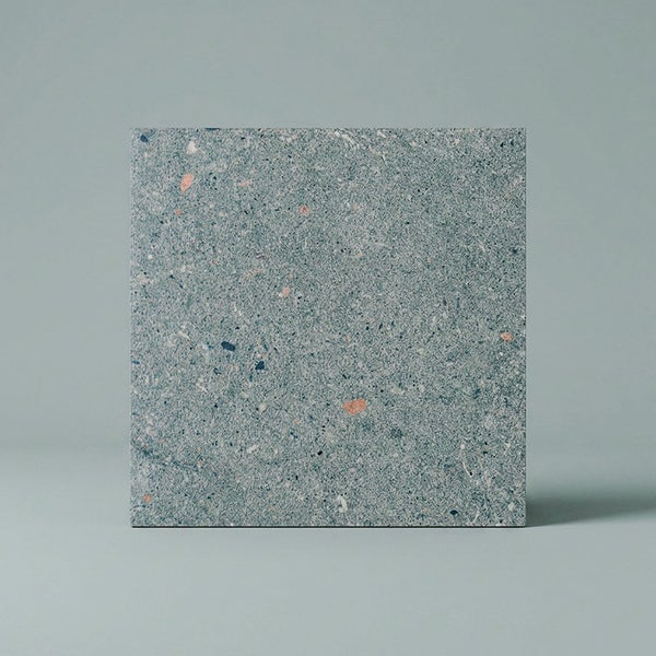 Quadratische Bodenfliese in Terrazzo Optik mit feiner Oberflächenstruktur.