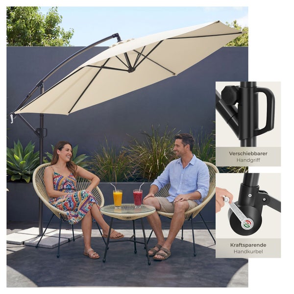 Beige Ampelschirm auf einer Terrasse mit zwei Personen und Gartenmöbeln, Detailansichten von verstellbarem Handgriff und Handkurbel.