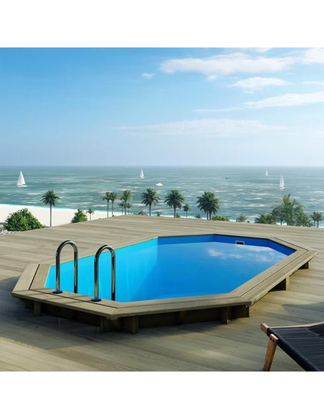 Achteckiger Pool mit Leiter auf einer Holzterrasse mit Meerblick.