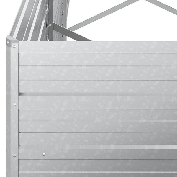 Detailaufnahme eines Hochbeets aus verzinktem Stahl mit horizontalen Paneelen und Eckverstärkung.