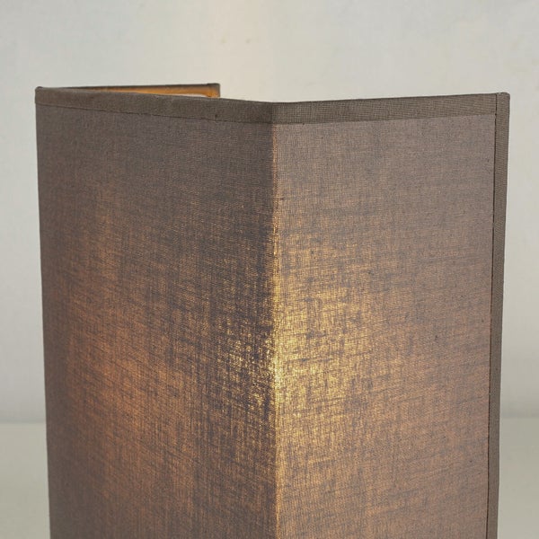 Nahaufnahme einer leuchtenden Lampe mit rechteckigem Lampenschirm