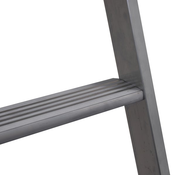Detailansicht einer Aluminiumleiter mit Stufen