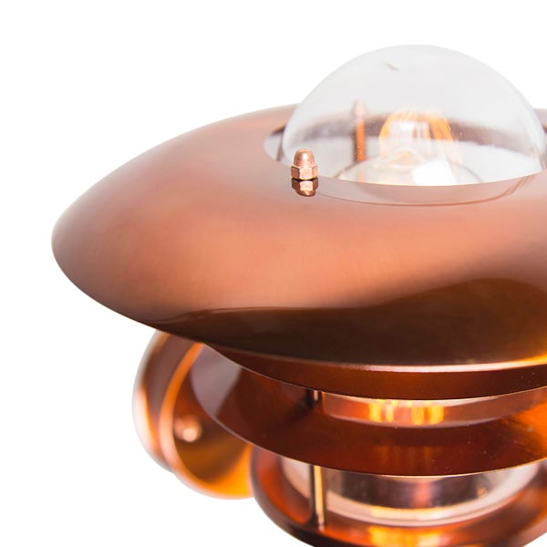 Außenwandleuchte aus Kupfer mit transparentem Glasschirm und sichtbarem Leuchtmittel.
