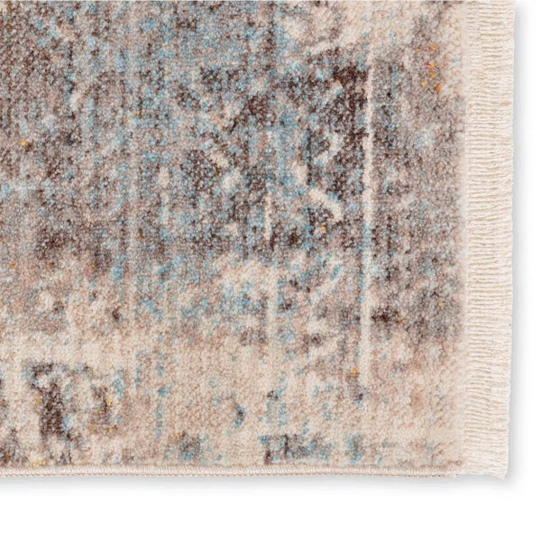 Nahaufnahme eines Teppichs mit Vintage-Muster, gewebter Struktur und Fransen.