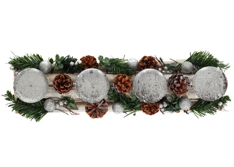 Weihnachtsdekoration mit Kerzen, Tannenzapfen und Tannenzweigen auf Holztablett