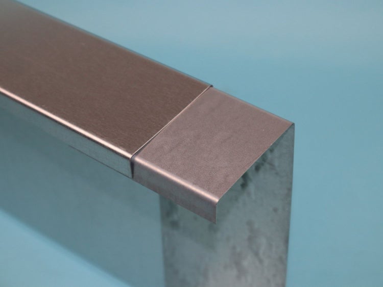 Buch mit Blattgold und Hand mit Schutzhandschuh