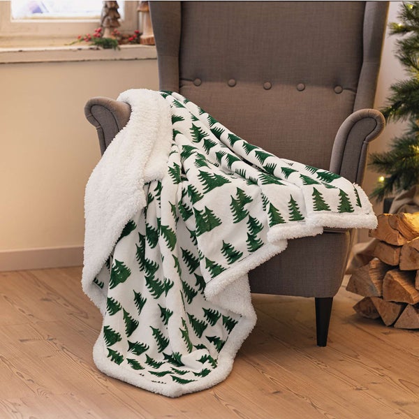Gemütliche Decke mit Tannenbaum-Muster auf Sessel