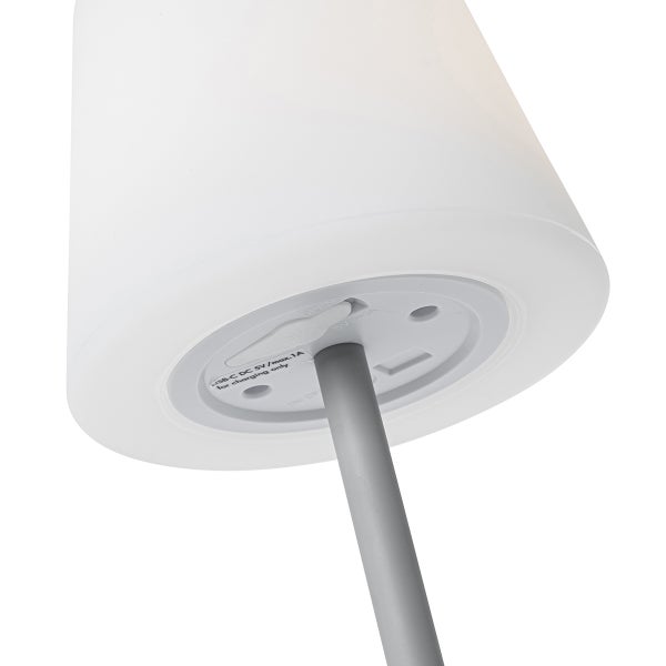 Unterseite einer weißen Leuchte mit USB-C-Ladeanschluss und grauem Standrohr.