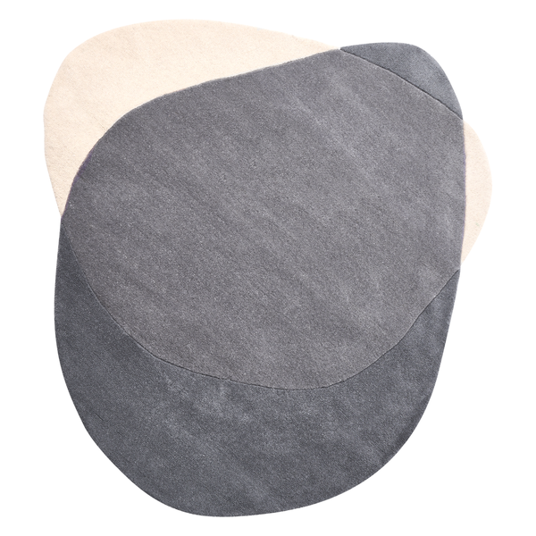 Kurzflor-Teppich mit organischen Formen und weicher Oberfläche.