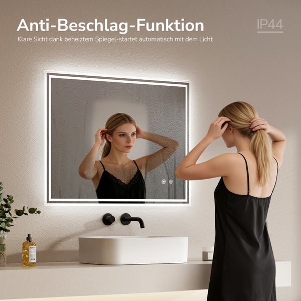Rechteckiger LED Badezimmerspiegel mit Anti-Beschlag-Funktion und IP44 Spritzwasserschutz in einem modernen Badezimmer mit Waschbecken und Frau.
