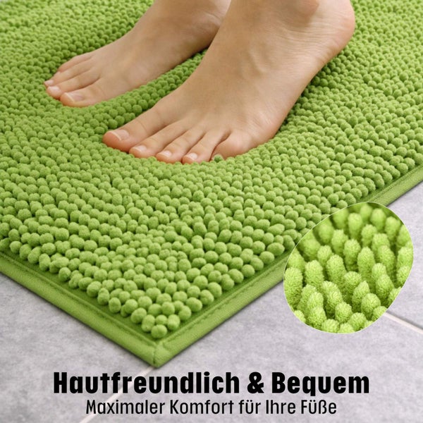 Badematte aus grüner Mikrofaser mit Füßen darauf und Detailansicht der weichen Struktur.
