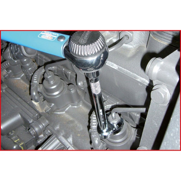 Drehmomentschlüssel im Einsatz an einem Motor