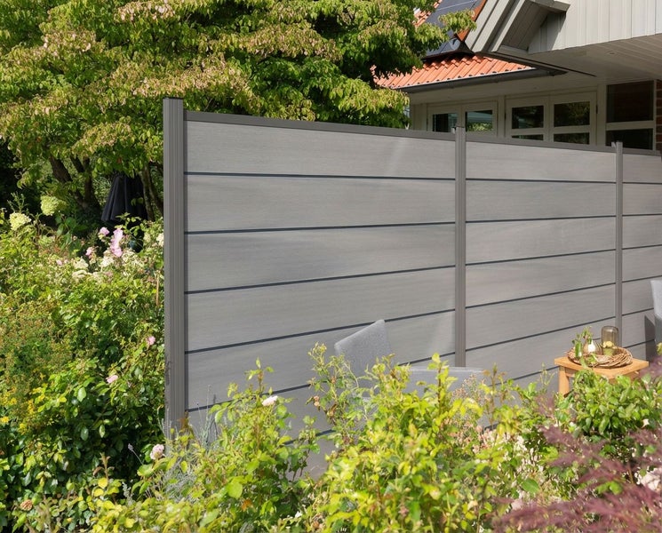 Sichtschutzzaun aus Holz und Kunststoff im Gartenbereich