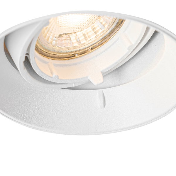 Runder Einbaustrahler in Weiß aus Metall mit schwenkbarem Einsatz und warmweißem Licht.