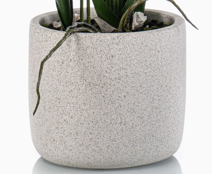 Zylindrischer Blumentopf in Steinoptik mit Kunstpflanze, grünen Blättern und Wurzeln.