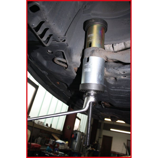 KS Tools Silentlager-Werkzeug am Fahrwerk eines Fahrzeugs zur Montage oder Demontage von Buchsen mit einem Schraubenschlüssel.