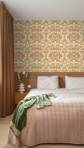 Schlafzimmer mit gemusterten Tapeten, Vorhängen und Bett