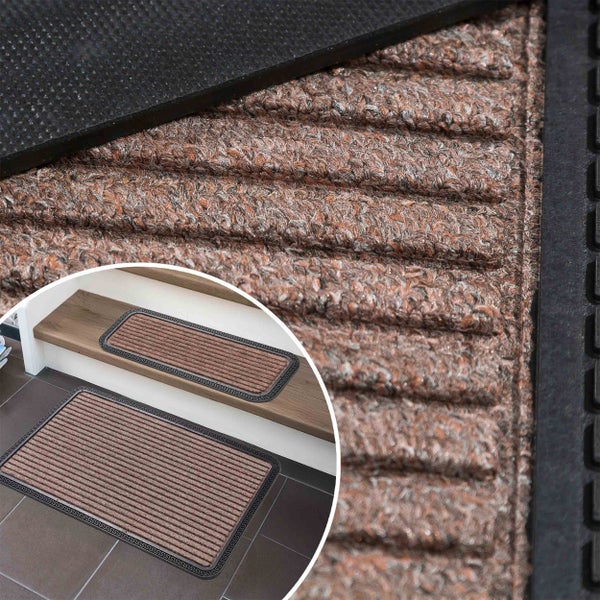 Detailaufnahme einer braunen Fußmatte mit Rippenstruktur und rutschfester Rückseite