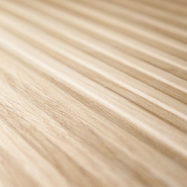 Strukturierte Holzlamellenoberfläche mit natürlicher Maserung für Wandpaneele.