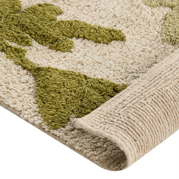 Ein Badteppich mit floralem Muster in hochfloriger Textur und umgeschlagener Ecke.