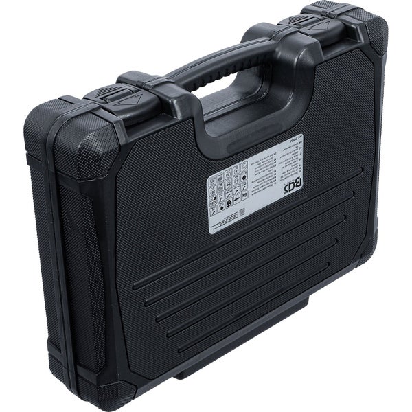 Handwerker benutzt Exzenterschleifer auf Werkstück