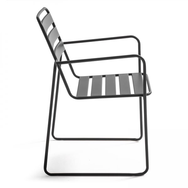 Gartenstuhl aus Metall mit Armlehnen sowie Sitzfläche und Rückenlehne im Lamellendesign.