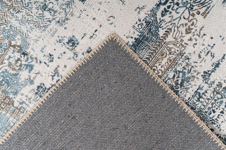 Nahaufnahme eines Teppichs mit orientalischem Muster und strukturierter Rückseite.