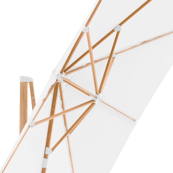 Sonnenschirm mit Holzgestell und weißem Bezug in der Unteransicht.