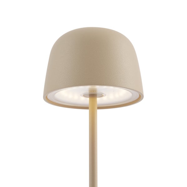 Moderne Tischleuchte mit sandfarbenem halbkugelförmigem Schirm und schmalem Standrohr.