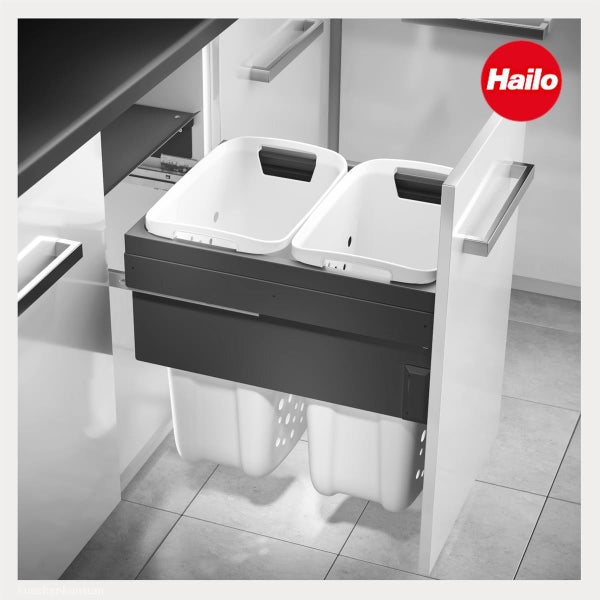 Hailo Einbau-Wäschetrennsystem mit zwei herausnehmbaren weißen Wäschekörben in einem Unterschrank-Auszug. Hailo Logo.