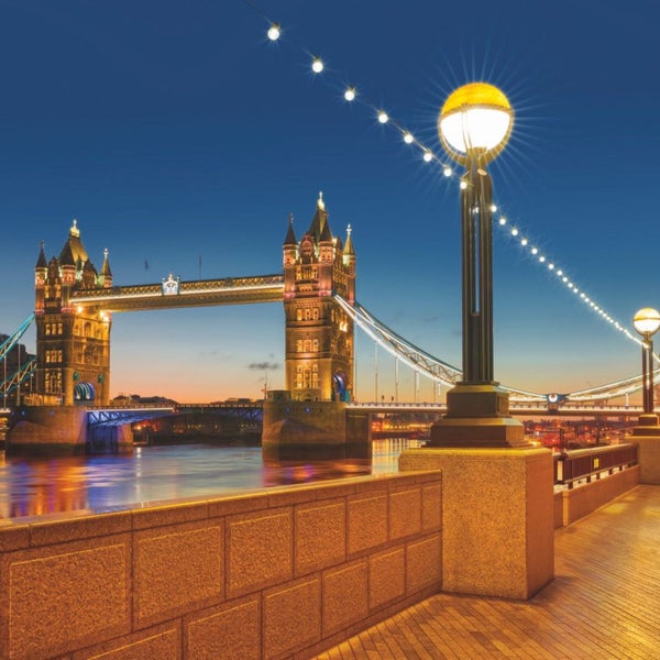 Beleuchtete Tower Bridge in London mit Lampen