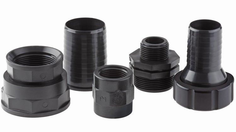 Verschiedene schwarze Teich- und Schlauchanschlüsse aus Kunststoff, inklusive Gewindeadapter und Schlauchtüllen.
