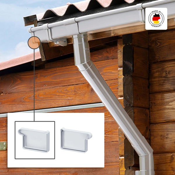 Dachrinnen-Endstücke an einem Gartenhaus aus Holz, Montagesituation mit Regenrinne und Fallrohr, Qualitätssiegel Hergestellt in Deutschland.