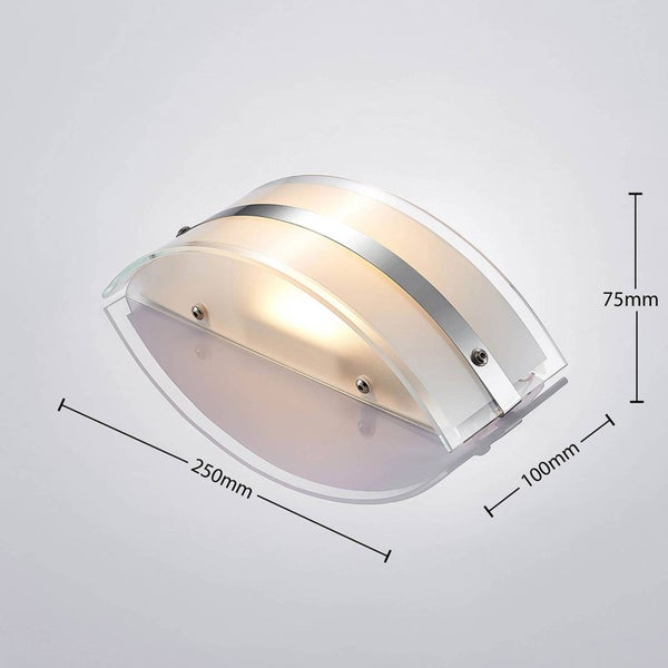 Wandleuchte aus mattiertem Glas mit Metallakzent, Abmessungen: 250 Millimeter Breite, 100 Millimeter Tiefe, 75 Millimeter Höhe.