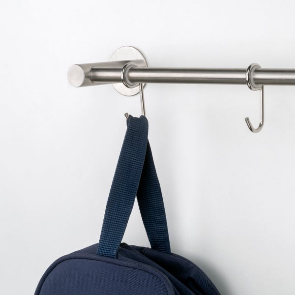 Küchenreling aus Edelstahl mit S-Haken zur Wandmontage, an der eine Tasche hängt.