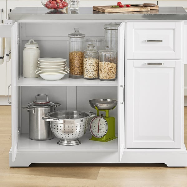 Kücheninsel mit offenem Schrankraum, gefüllt mit Geschirr, Vorratsgläsern, Kochtopf, Sieb und Küchenwaage